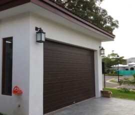 Portones Seccionales con rayas y relieve